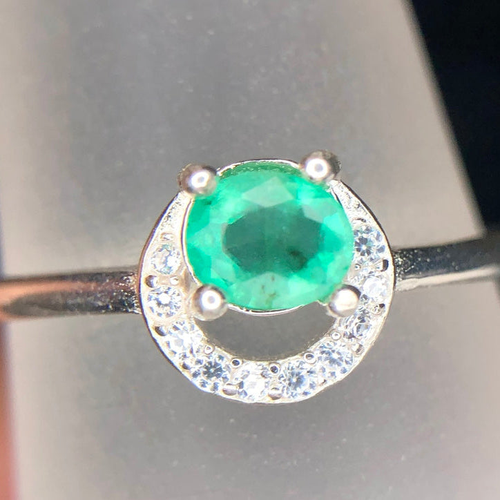 Essence de Monteverde – Bague en argent sterling avec émeraude naturelle