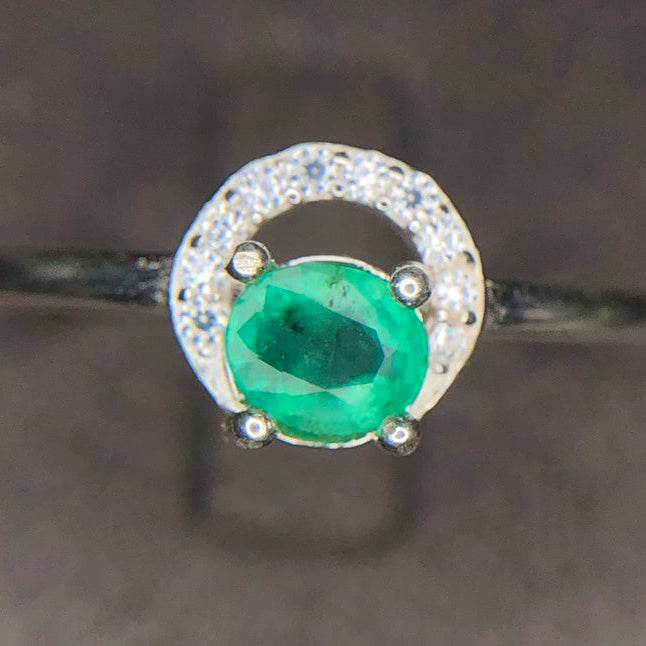 Essence de Monteverde – Bague en argent sterling avec émeraude naturelle
