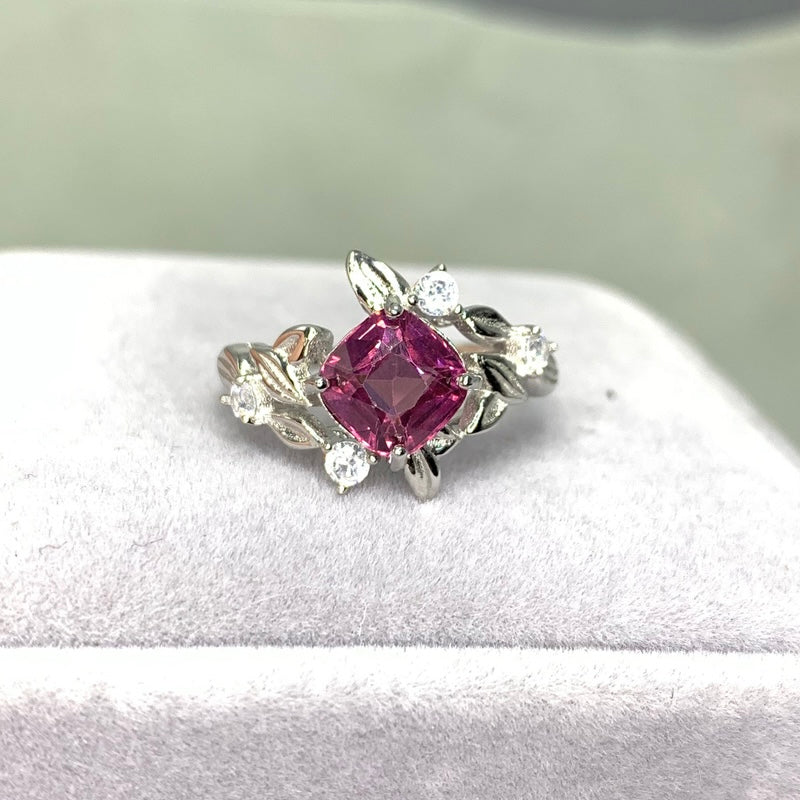 Anillo de Granate Mahenge Natural en Plata 925 Piedra Central 6.665 ct Rare Glow