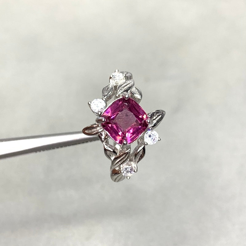 Anillo de Granate Mahenge Natural en Plata 925 Piedra Central 6.665 ct Rare Glow