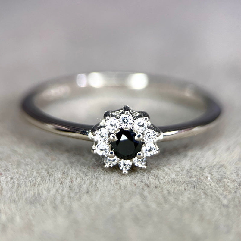 Fleur d'ombre : bague en argent sterling avec diamant noir naturel