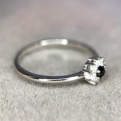 Fleur d'ombre : bague en argent sterling avec diamant noir naturel