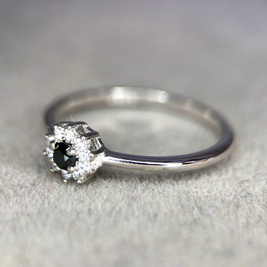 Flor de Sombra: Anillo de Diamante Negro Natural en Plata de Ley