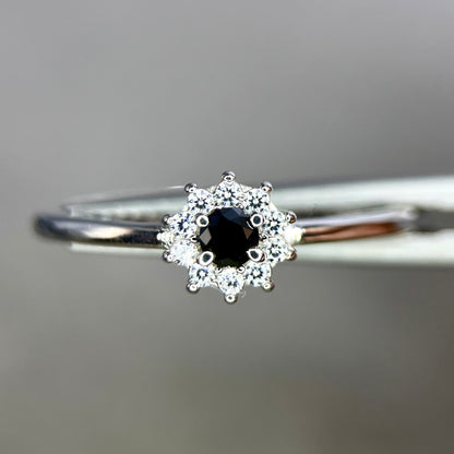 Fleur d'ombre : bague en argent sterling avec diamant noir naturel