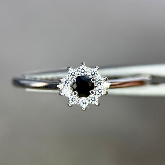 Flor de Sombra: Anillo de Diamante Negro Natural en Plata de Ley