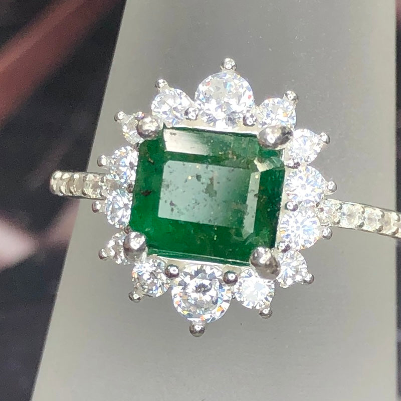 Coroa Esmeralda – Anel de Prata 925 com Esmeralda Natural e Zircônias Brilhantes
