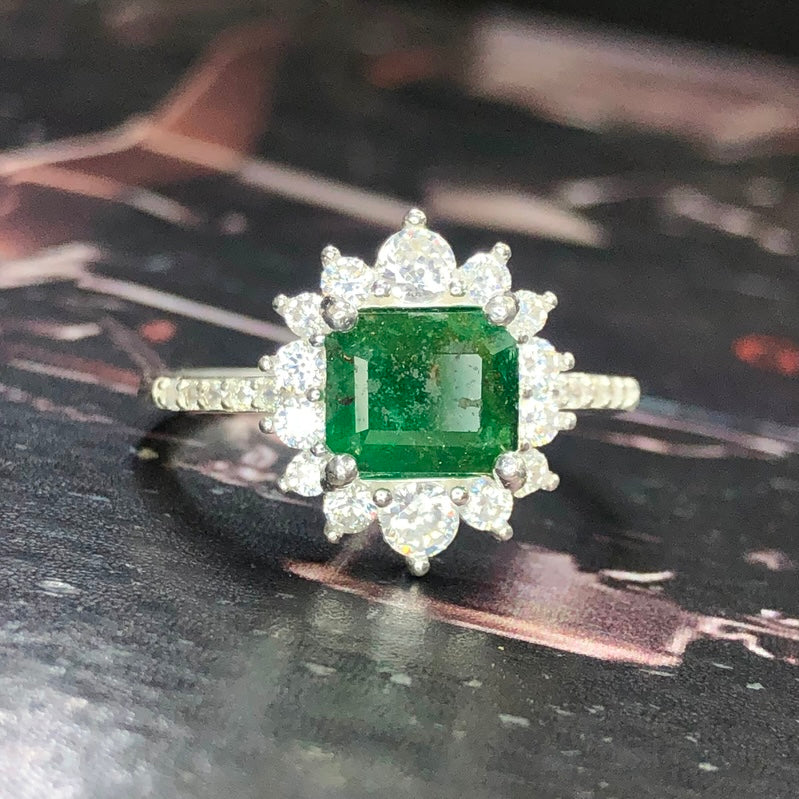 Coroa Esmeralda – Anel de Prata 925 com Esmeralda Natural e Zircônias Brilhantes