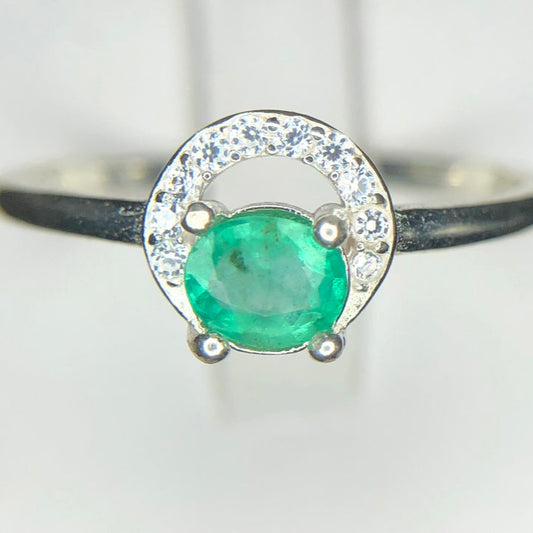Essence de Monteverde – Bague en argent sterling avec émeraude naturelle
