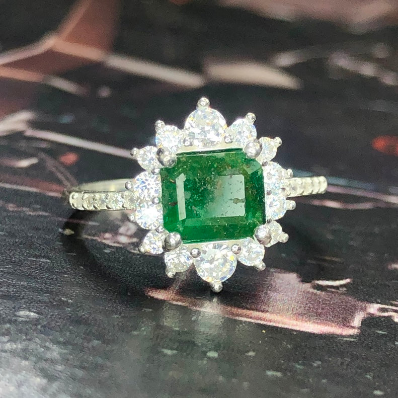 Coroa Esmeralda – Anel de Prata 925 com Esmeralda Natural e Zircônias Brilhantes