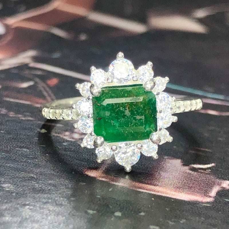 Coroa Esmeralda – Anel de Prata 925 com Esmeralda Natural e Zircônias Brilhantes