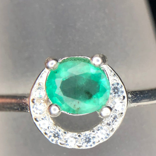 Essence de Monteverde – Bague en argent sterling avec émeraude naturelle