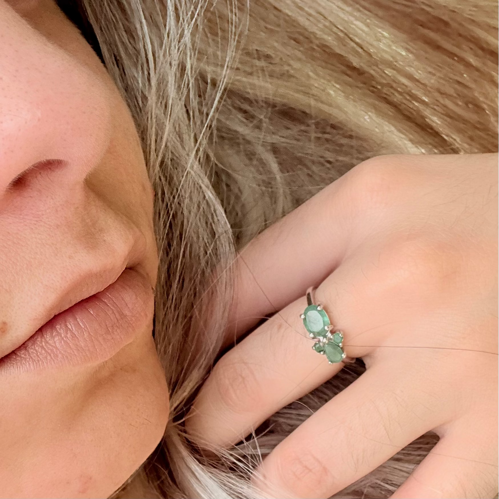 Anillo de Esmeralda Natural Verde Intenso en Plata 925 Certificada