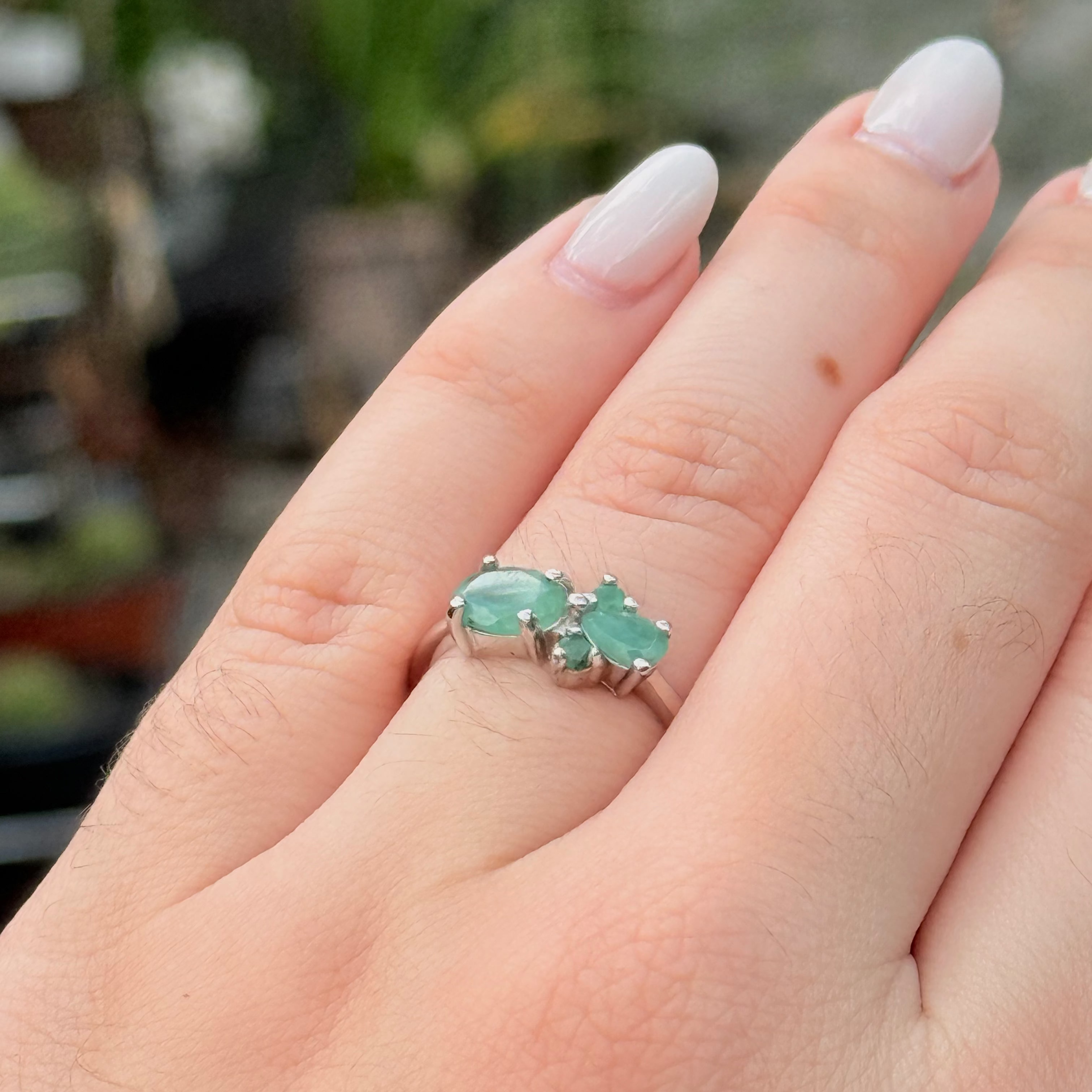 Anillo de Esmeralda Natural Verde Intenso en Plata 925 Certificada