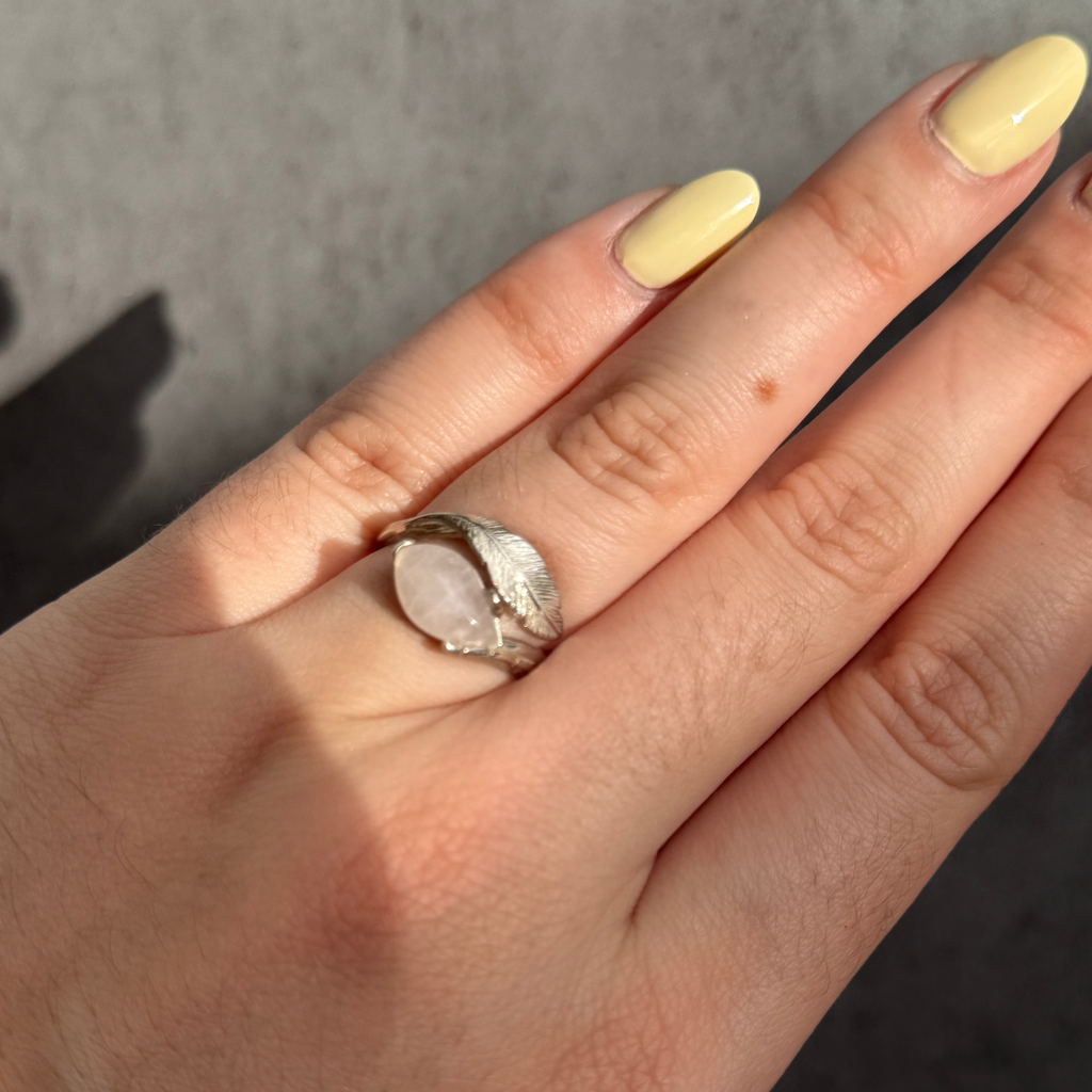 Pena Rosa – Anel de Prata 925 e Quartzo Natural