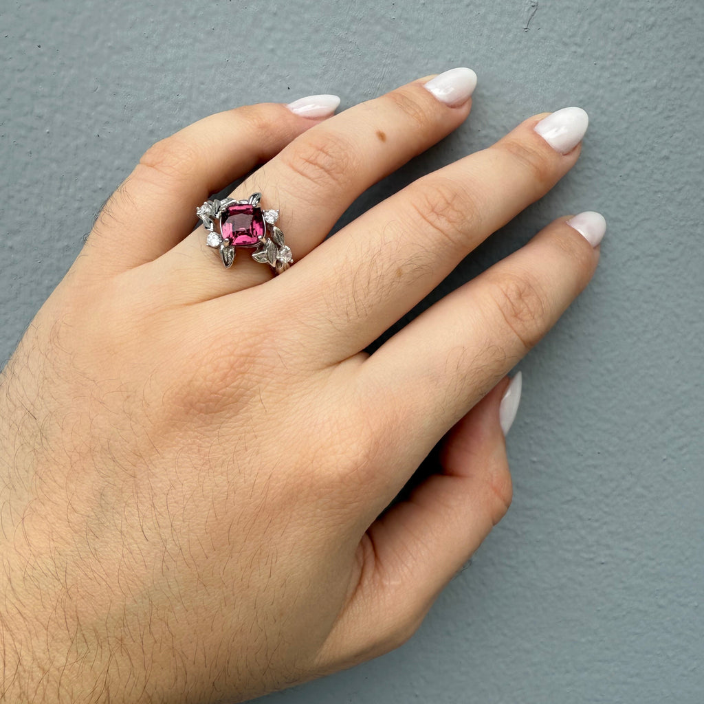 Anillo de Granate Mahenge Natural en Plata 925 Piedra Central 6.665 ct Rare Glow