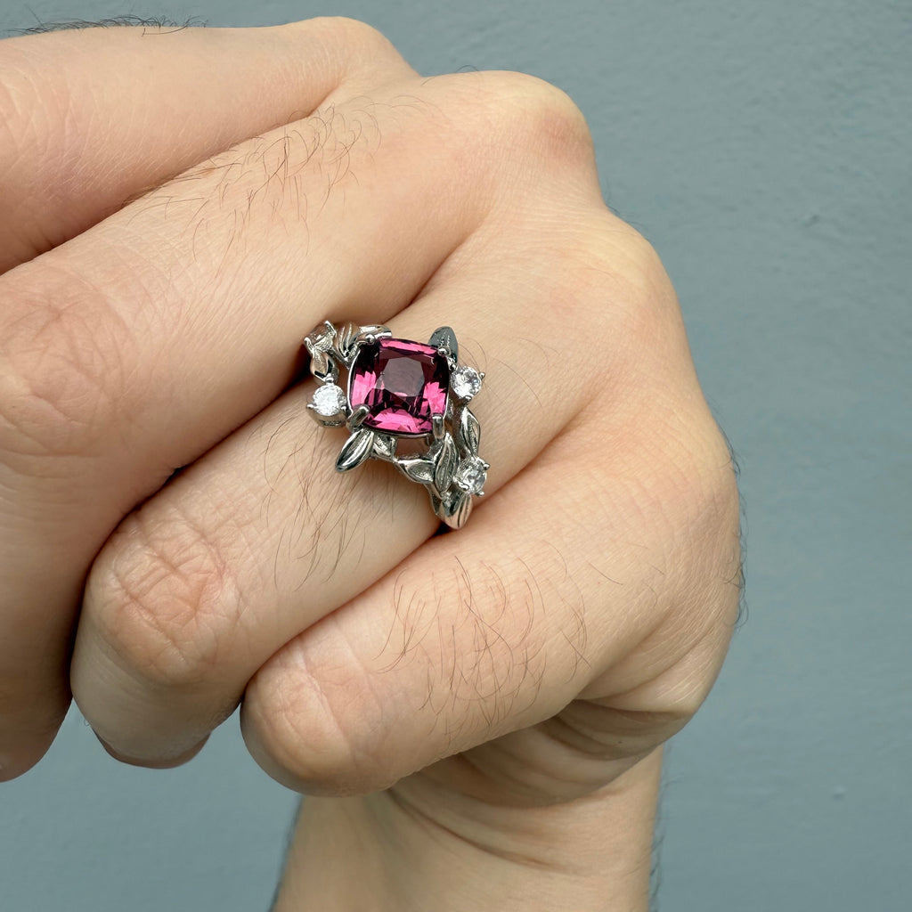 Anillo de Granate Mahenge Natural en Plata 925 Piedra Central 6.665 ct Rare Glow