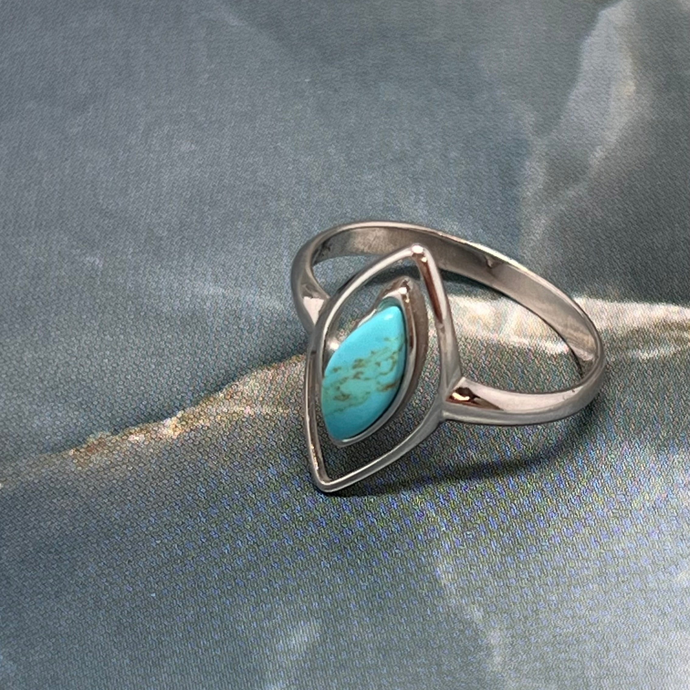 Ojo del Mar –Anillo de Plata Rodiada 925 con Turquesa Natural