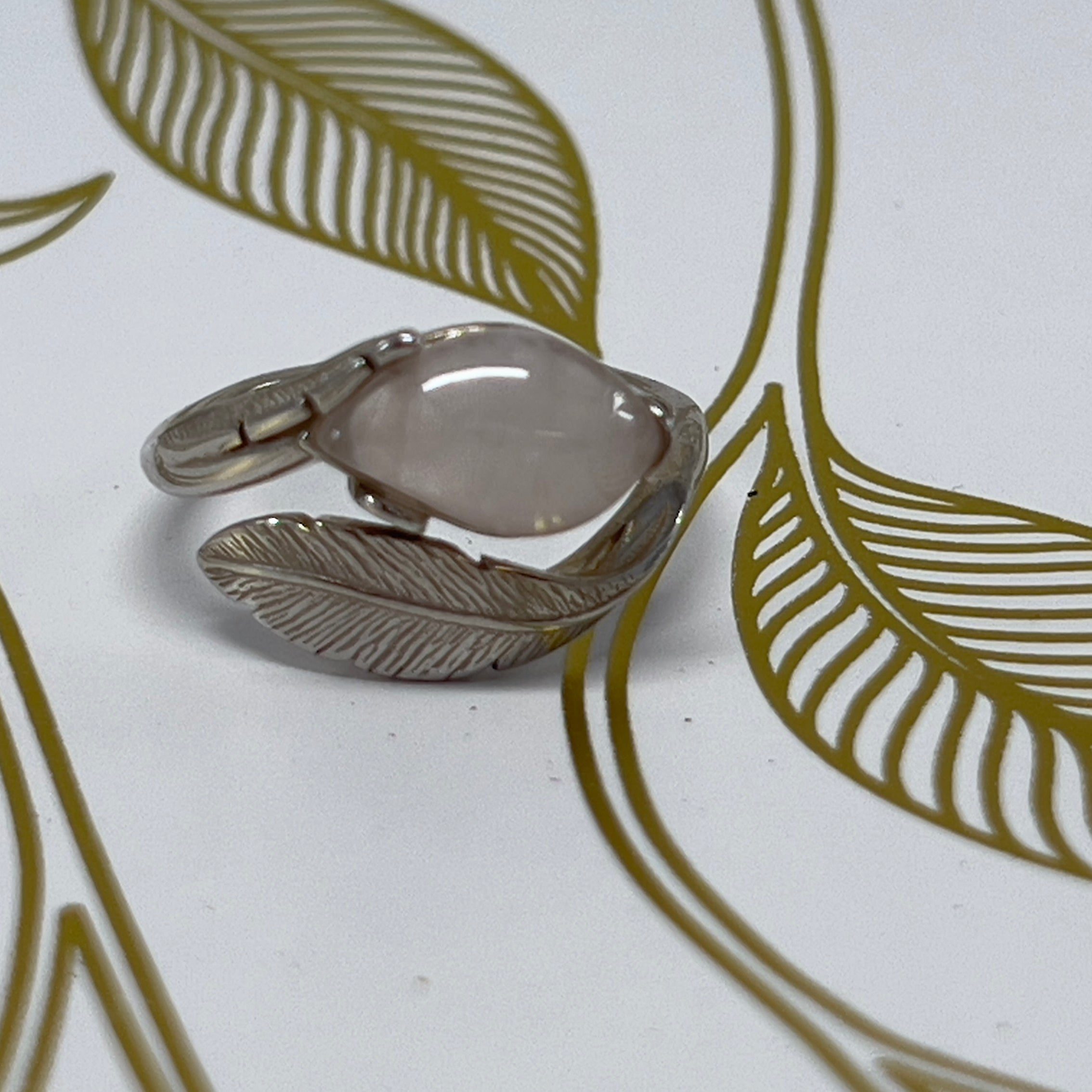 Pena Rosa – Anel de Prata 925 e Quartzo Natural