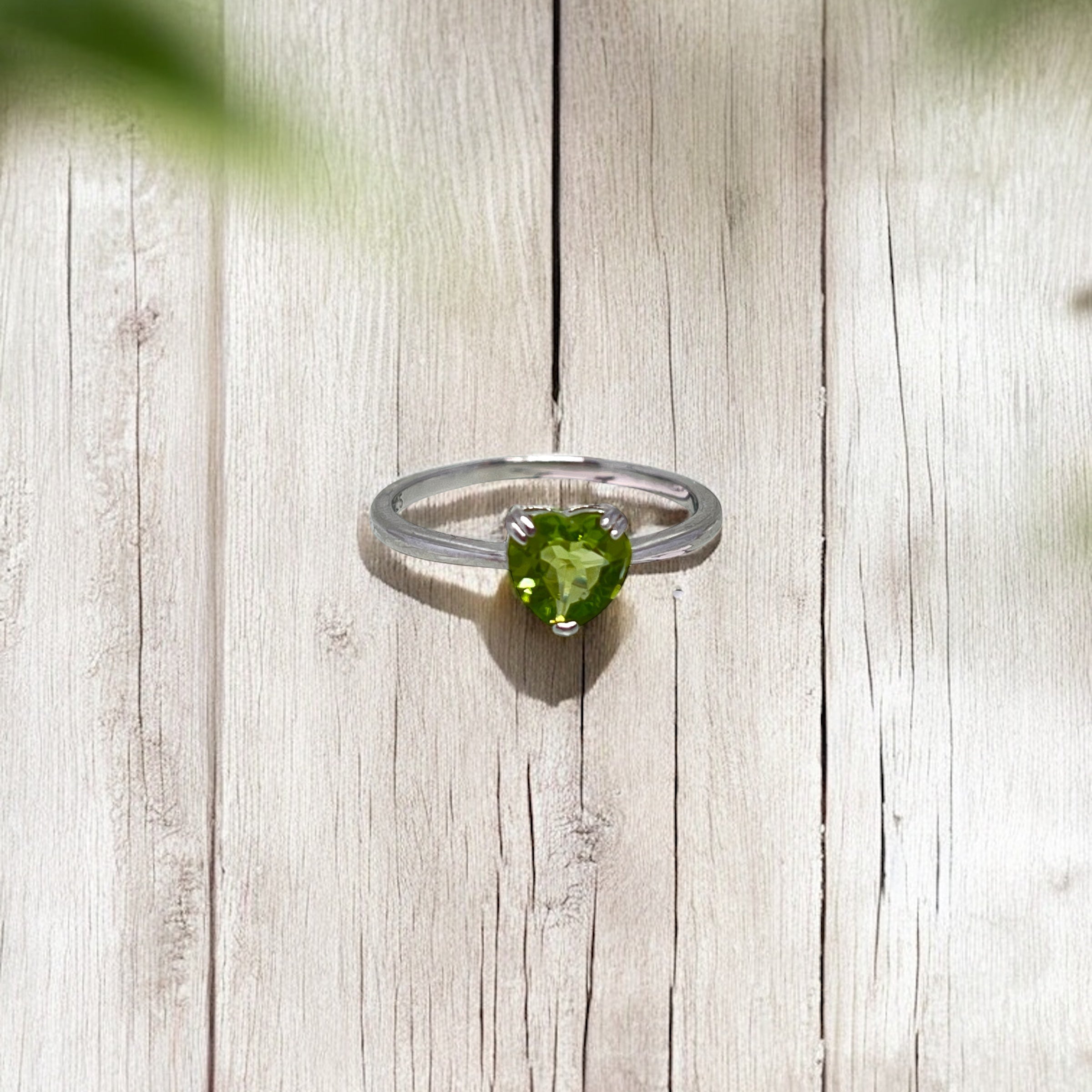 Coração da Selva – Anel de Prata 925 e Peridoto Natural