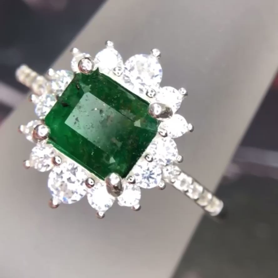 Coroa Esmeralda – Anel de Prata 925 com Esmeralda Natural e Zircônias Brilhantes