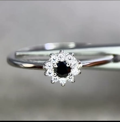 Fleur d'ombre : bague en argent sterling avec diamant noir naturel